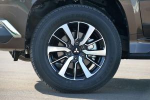 2015 Mitsubishi Pajero Sport TH)