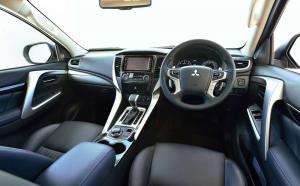 2015 Mitsubishi Pajero Sport TH)