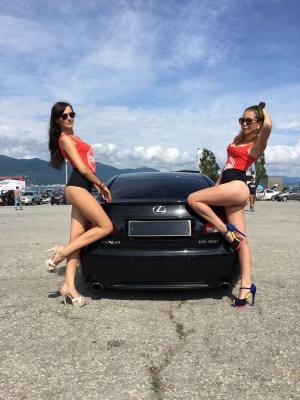 Красотки оседлали Lexus