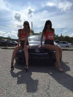 Красотки оседлали Lexus