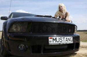 Сексапильные девушки и Mustang ласкают взгляд