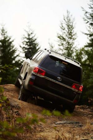2016 Toyota Land Cruiser US)