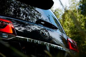 2016 Toyota Land Cruiser US)