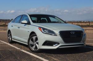 Hyundai Sonata Hybrid & Plug-In – опоздавший
