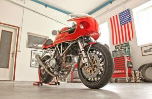 Кастом Gustoadulto Artdita из Ducati Supersport 1000