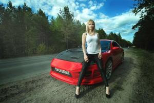 Симпатичная блондинка и её спорткар