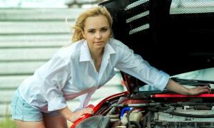 Симпатичная блондинка и её спорткар