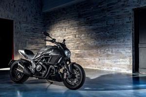 Ducati обновил Diavel Carbon 2016