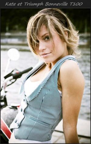 Девушка Kate и Triumph Bonneville T100