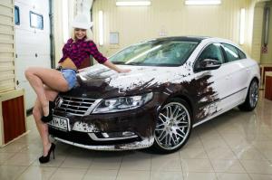 Гламурные девчонки рядом с Volkswagen Passat