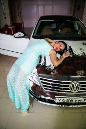 Гламурные девчонки рядом с Volkswagen Passat