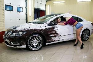 Гламурные девчонки рядом с Volkswagen Passat
