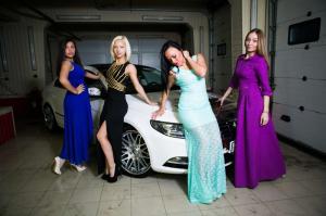 Гламурные девчонки рядом с Volkswagen Passat