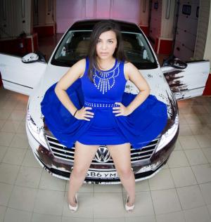 Гламурные девчонки рядом с Volkswagen Passat