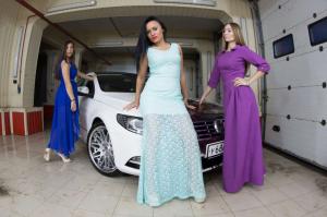 Гламурные девчонки рядом с Volkswagen Passat