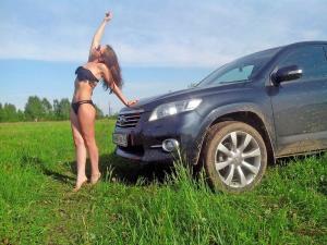 Красотка на Toyota грязи не боится