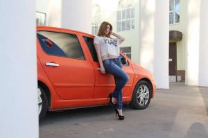 Хорошенькая девушка рядом со своим Peugeot