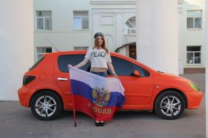 Хорошенькая девушка рядом со своим Peugeot