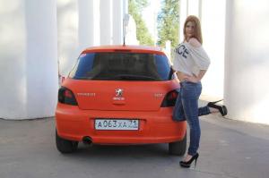 Хорошенькая девушка рядом со своим Peugeot