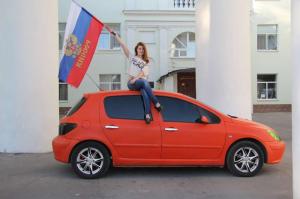 Хорошенькая девушка рядом со своим Peugeot