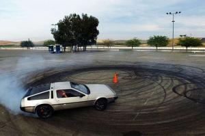 DeLorean научился дрифтить без помощи водителя