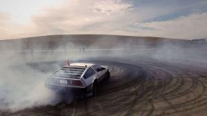 DeLorean дрифтует без водителя