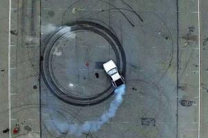 DeLorean дрифтует без водителя