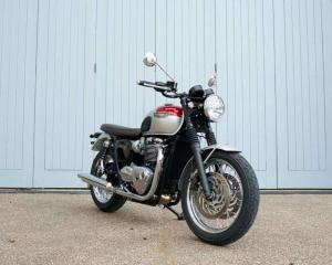 2016 Triumph Bonneville T120 и Triumph Bonneville T120 Black