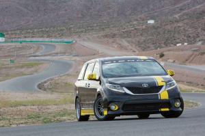 «Заряженная» Toyota Sienna R-Tuned превзошла в скорости Chevrolet Camaro SS