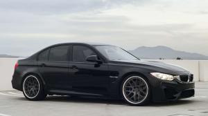 Стильный чёрный седан BMW M3 на 20-дюймовых дисках Modulare C1 Evo