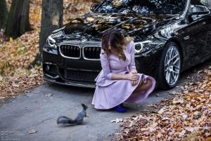 Очаровательная барышня в осеннем парке