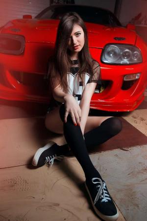 Милая брюнетка и ее яркая Supra
