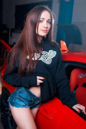Милая брюнетка и ее яркая Supra