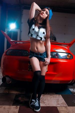 Милая брюнетка и ее яркая Supra