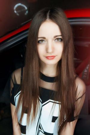 Милая брюнетка и ее яркая Supra