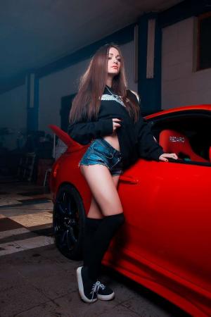 Милая брюнетка и ее яркая Supra
