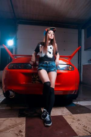Милая брюнетка и ее яркая Supra