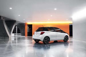 2015 Toyota Yaris Hybrid Bi-Tone Style