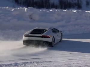 Lamborghini Huracan Having Fun in the Snow