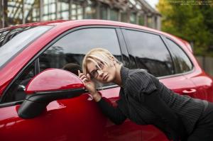 Блондинка за рулем красного Porsche