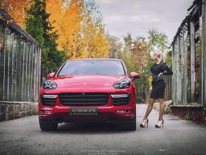 Блондинка за рулем красного Porsche