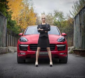 Блондинка за рулем красного Porsche