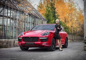 Блондинка за рулем красного Porsche