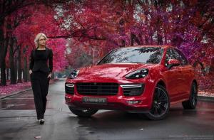 Блондинка за рулем красного Porsche