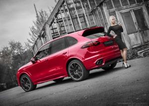 Блондинка за рулем красного Porsche