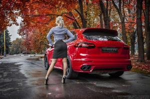 Блондинка за рулем красного Porsche