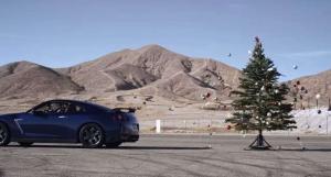 В Nissan продемонстрировали, как избавить новогоднюю ёлку от украшений при помощи суперкара GT-R