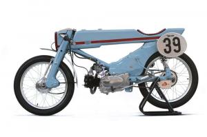 Кастомный байк Honda Super Cub Hot Rod от мастерской Deus Japan