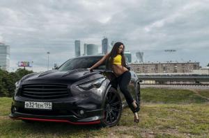 Отличная брюнеточка