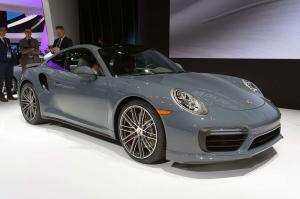 Рестайлинговые модификации спорткаров Porsche 911 Turbo и Turbo S приехали в Детройт